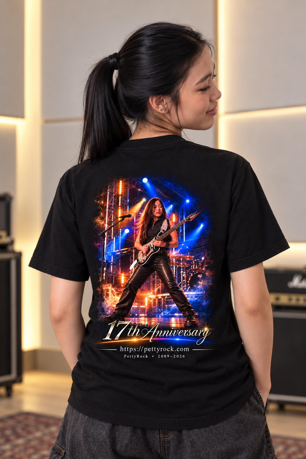 เพชรสวมเสื้อ PettyRock Fest 2026 ให้เห็นลายด้านหลัง