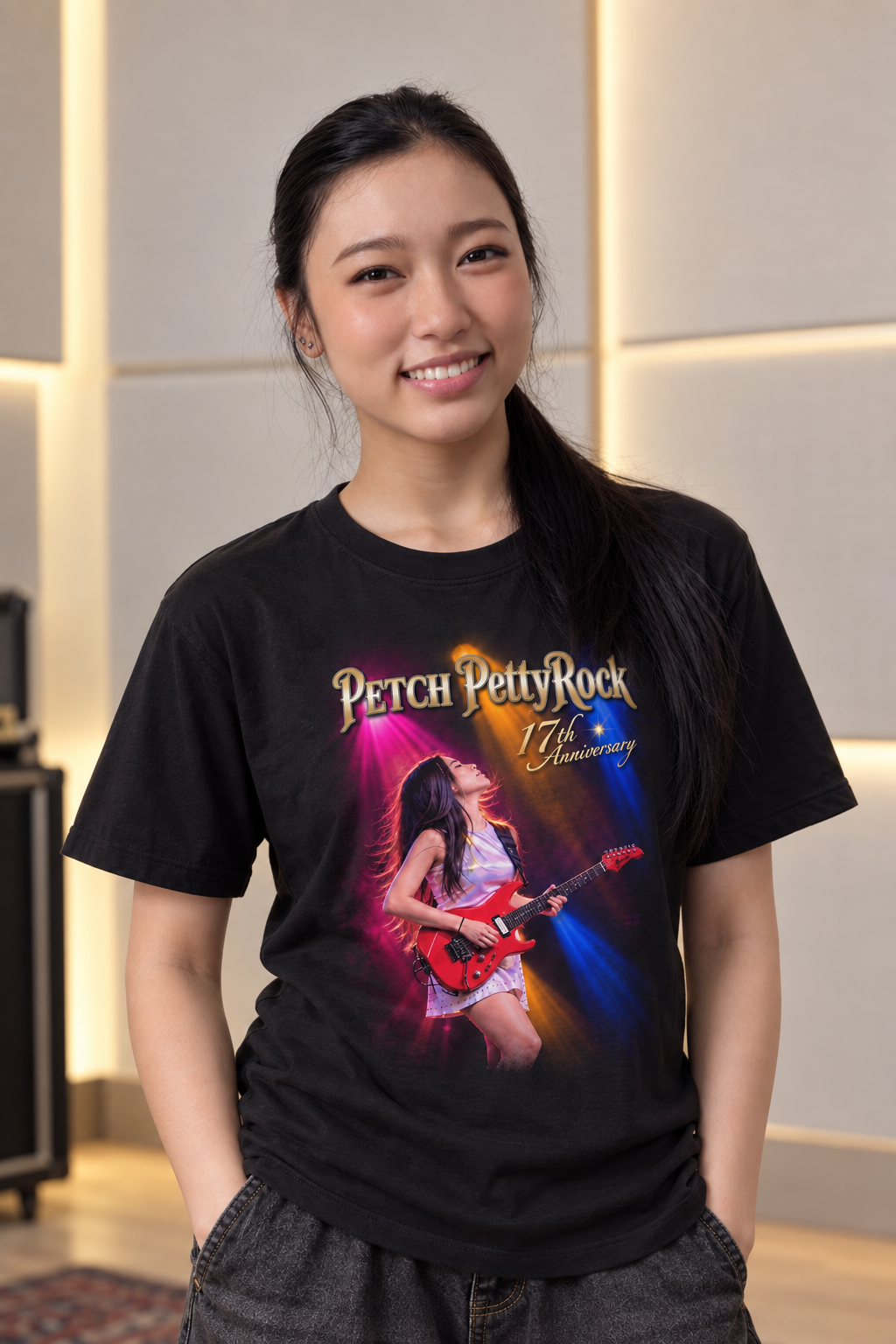 เพชรสวมเสื้อ PettyRock Fest 2026 ให้เห็นลายด้านหน้า